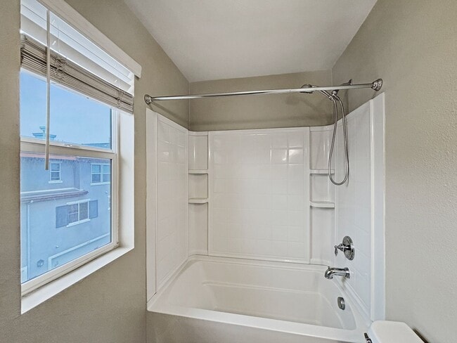 Building Photo - Beautiful 2 Bedroom, 2.5 Bath Condo in Eas...
