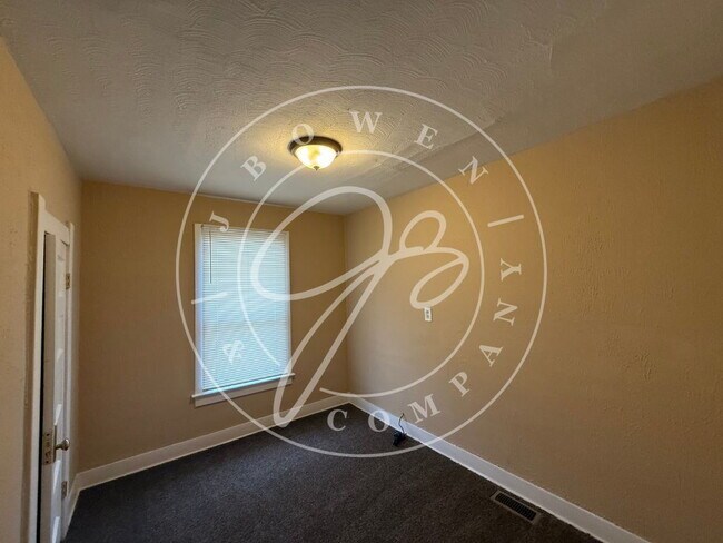 Building Photo - "Charming 3-Bed Home with Spacious Living in South Toledo.