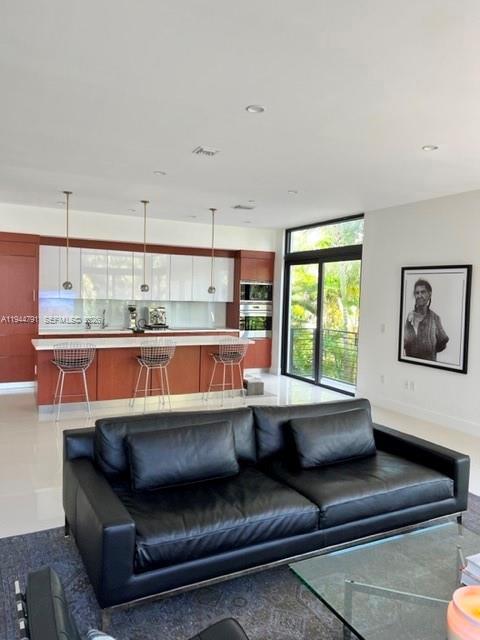 Building Photo - 909 NE 16th Terrace