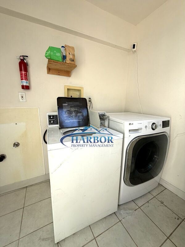 Building Photo - 1054 W 23rd St