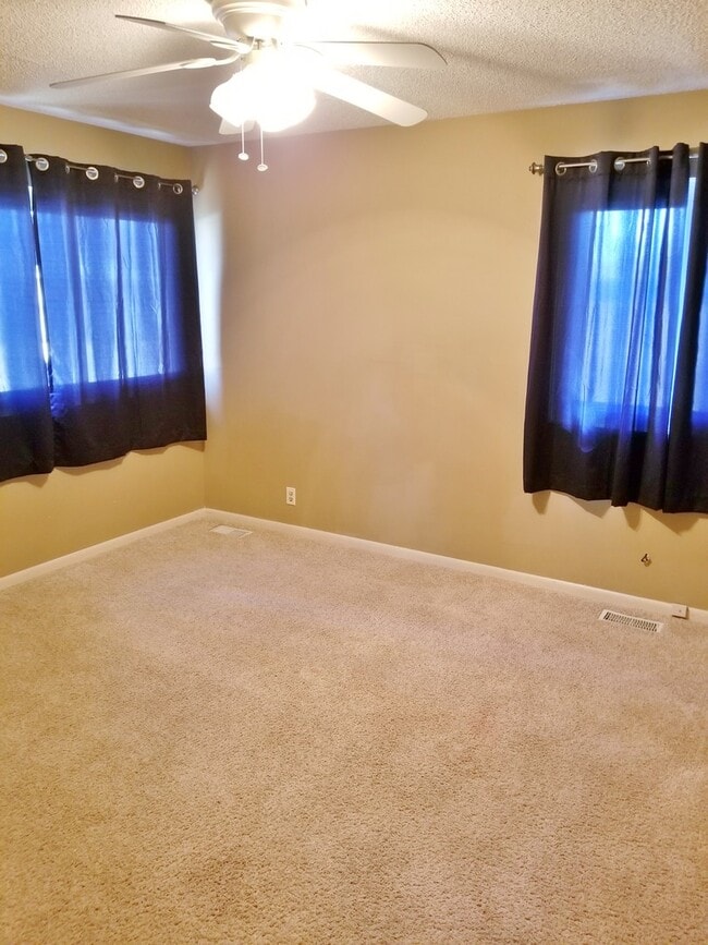 Building Photo - Big, nice ranch style home near major Tope...