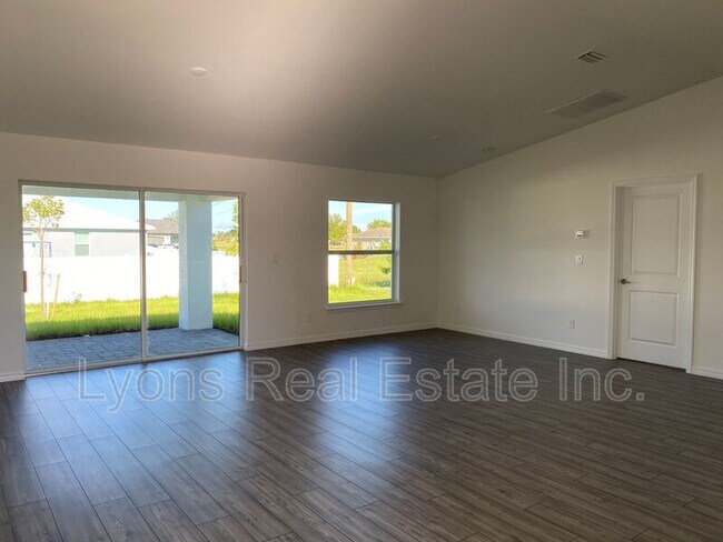 Building Photo - 2744 NE 5th Pl