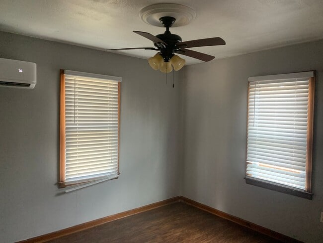 Building Photo - Charming 2-Bed with Bonus Space & Private ...
