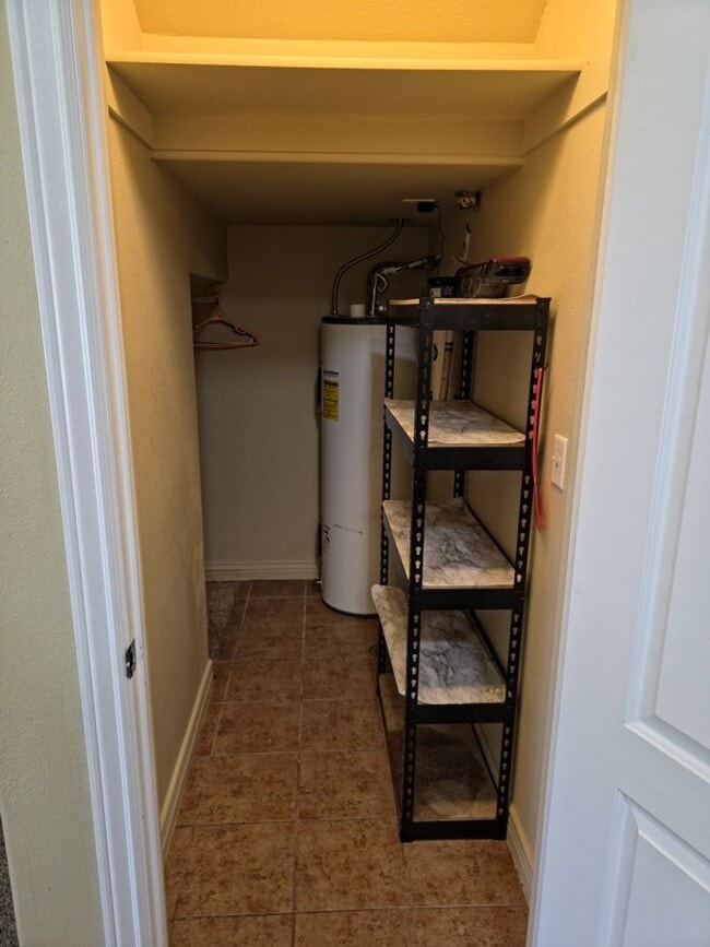 Building Photo - Beautiful 3 Bed, 2.5 bath Townhome with Attached 2 Car Garage in Rock Creek