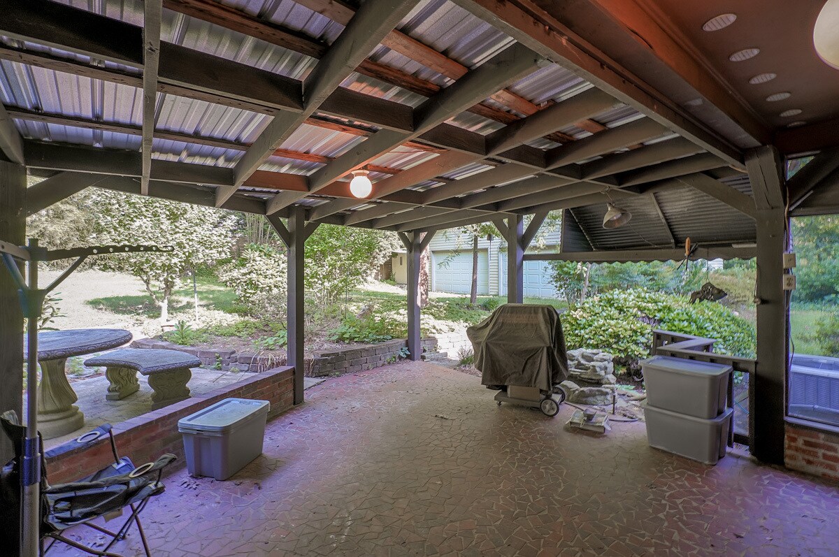 Building Photo - 1422 Pineview Dr