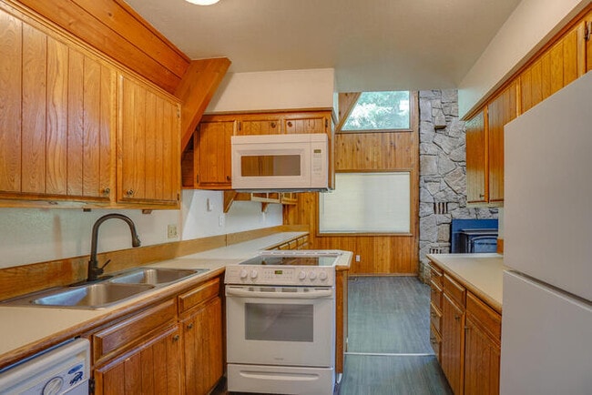 Building Photo - COUNTRY LIVING IN WASHOUGAL