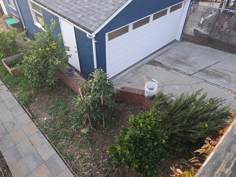 Building Photo - 9333 Lawlor St