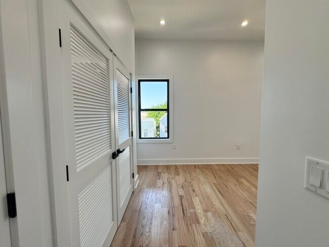 Building Photo - 170 Griffith St