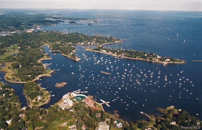 Building Photo - 10 Byron Pl