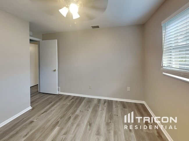 Building Photo - 730 College Hill Dr
