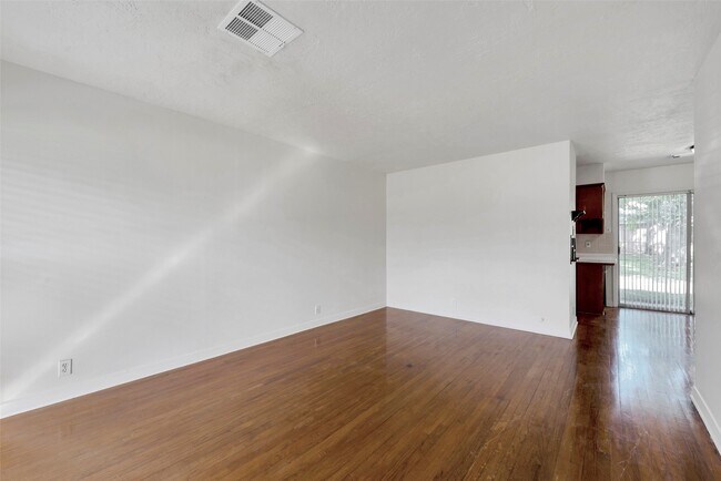 Building Photo - 10402 Hollyglen Dr
