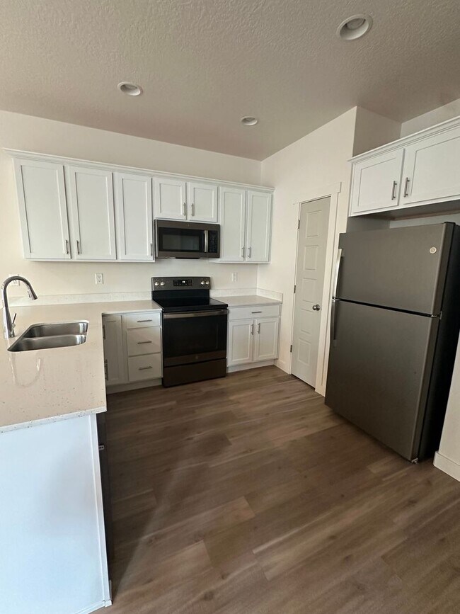 Building Photo - Gorgeous Townhome!!!