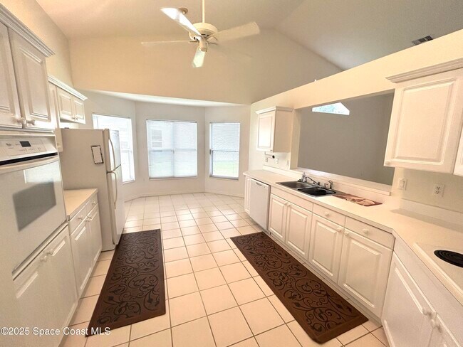 Building Photo - 729 Kenwood Cir