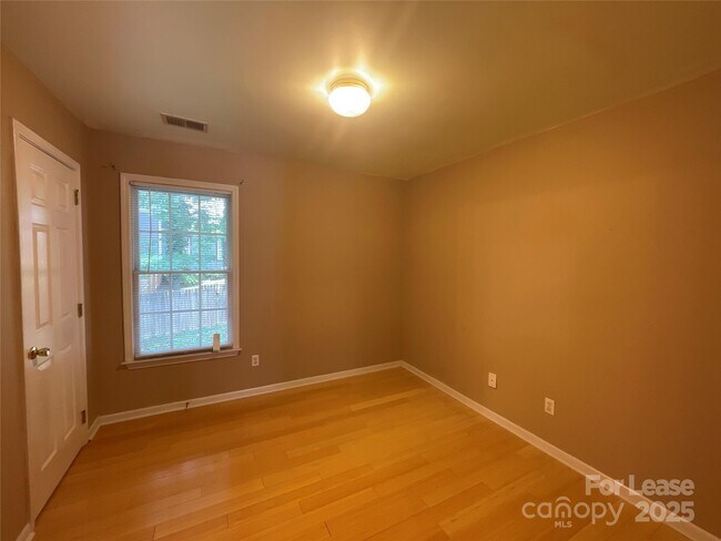 Building Photo - 1928 Dearmon Dr