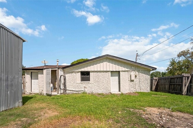 Building Photo - 2101 W Gulf St