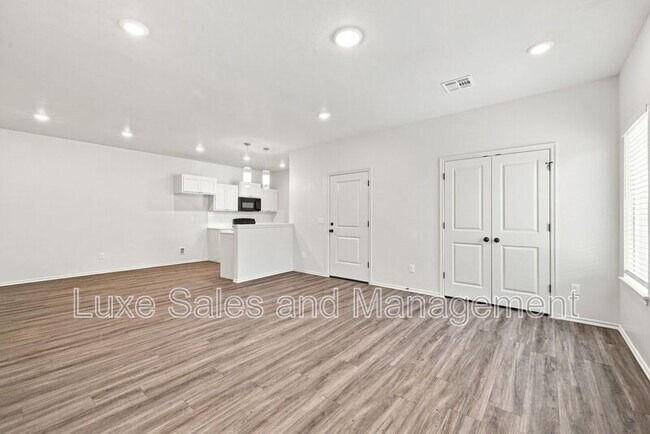 Building Photo - 10912 Oak Hollow Dr