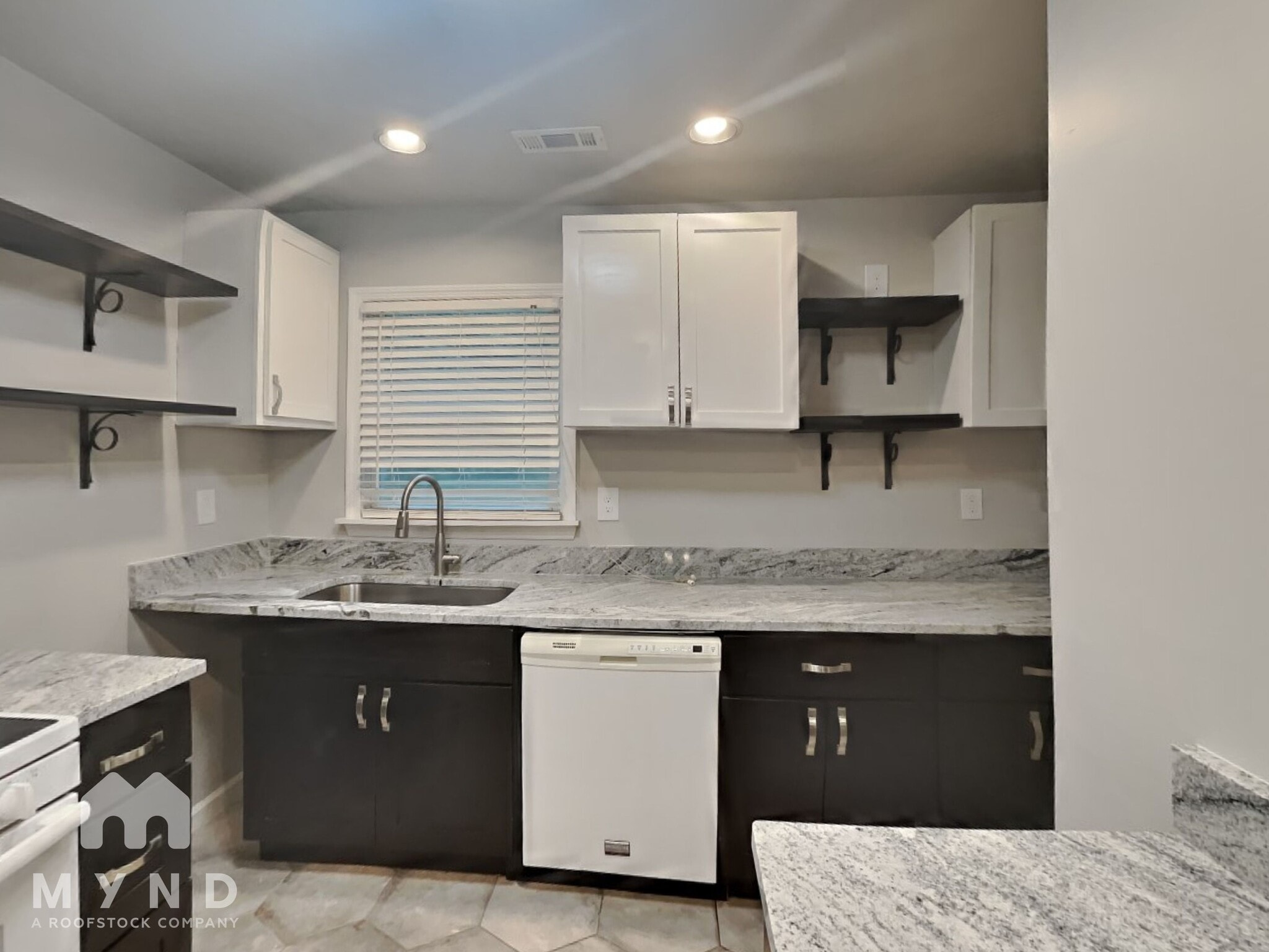 Building Photo - 710 Bluebird Dr SE