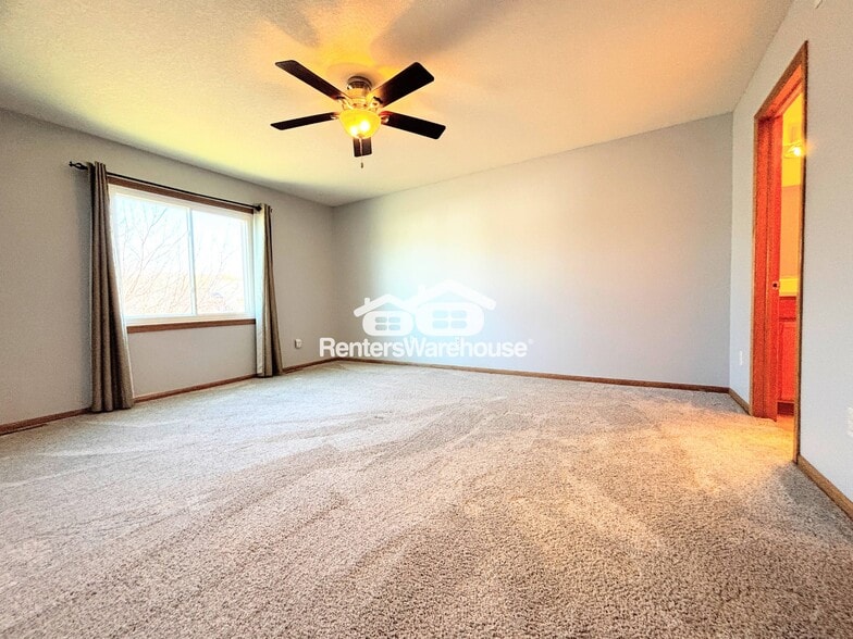 Building Photo - 330 NE Cardinal Ln