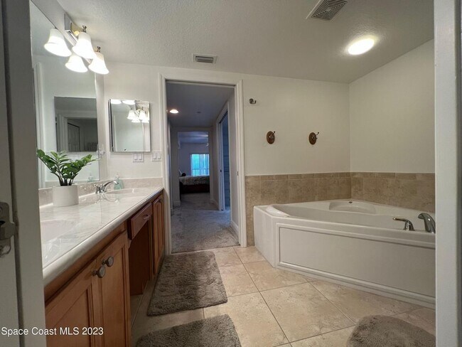 Building Photo - 161 Majestic Bay Ave