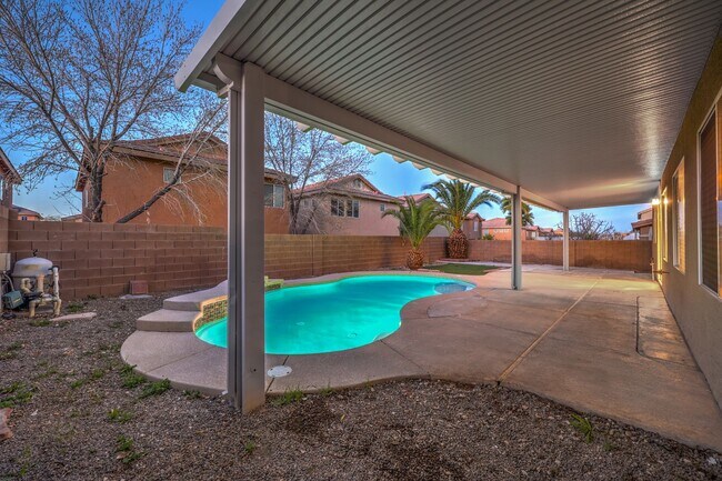 Building Photo - Gorgeous 6Bed/5Bath/4Car, 2-Story Home located in the Mountains Edge