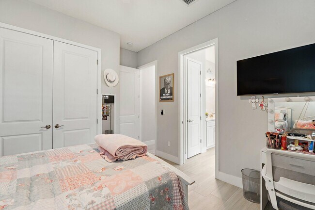 Building Photo - 12955 SW Kanner Hwy