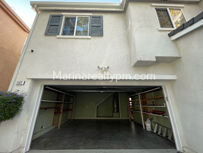 Building Photo - 5 Bedroom 2.5 Bath Two Story House