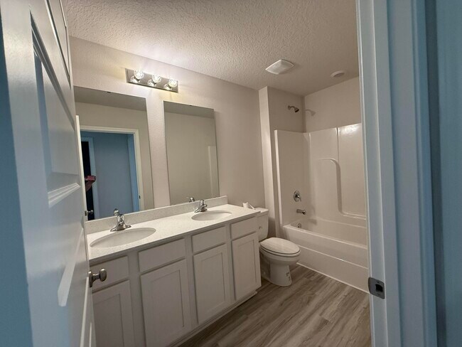 Building Photo - 2800 Tallgrass Ct