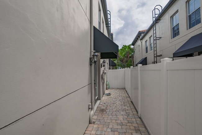 Building Photo - South Tampa 3 Bed / 2 Bath / 1 Car Garage ...