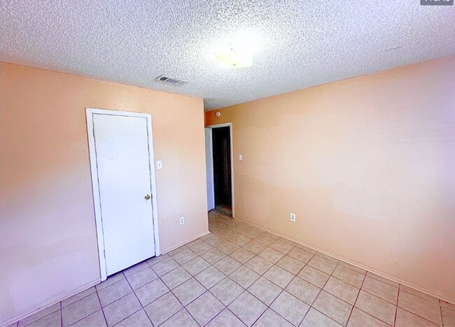 Building Photo - AVAILABLE NOW!