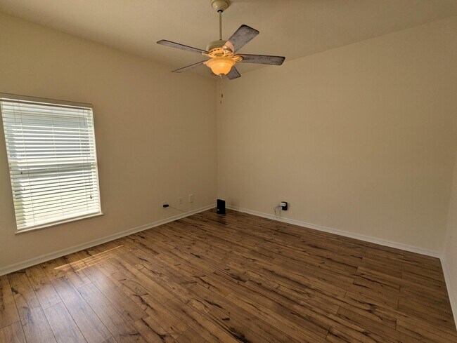Building Photo - 411 SW Vista Lake Dr
