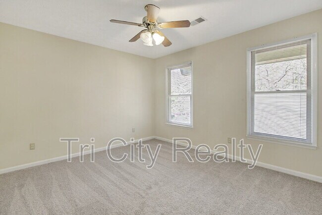 Building Photo - 216 Shadowood Ln