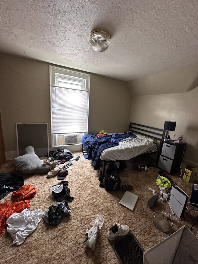 Building Photo - 4 Bed 1 Bath near UWEC, Water Street, and Sonnentag!