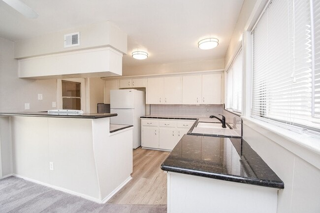 Building Photo - 2619 Soway St