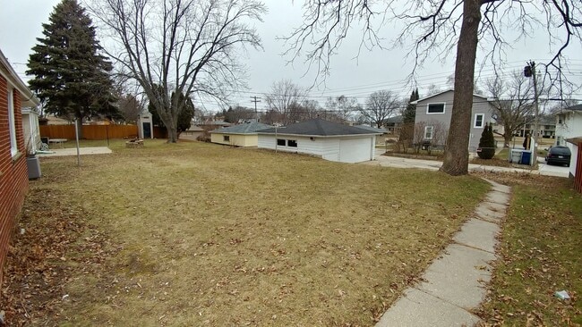 Building Photo - 3 Bedrooom Home Located in the Heart of We...