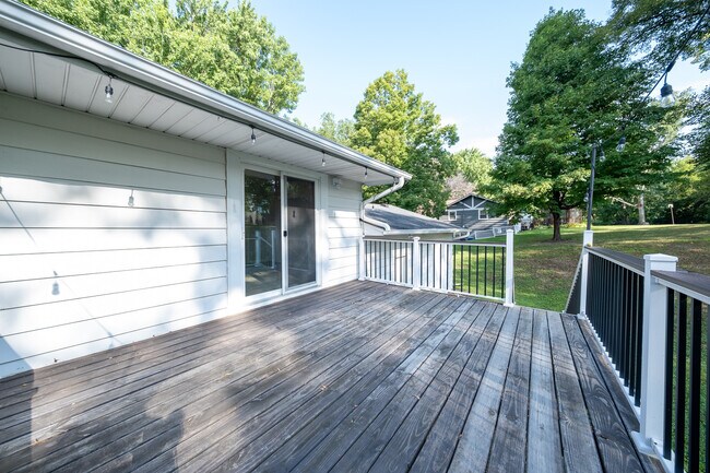 Building Photo - 3800 Fernbrook Ln N