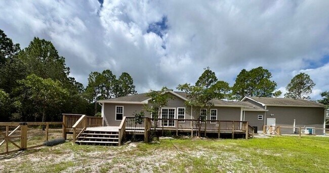 Building Photo - A must see country home 15 minutes to the ...