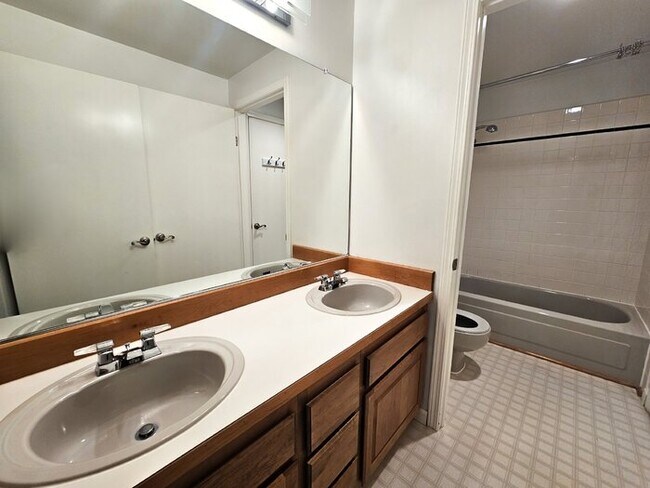 Building Photo - Townhome in Fin Hill- 2 Large Master Bedrooms, 2 Car Garage, Fully Fenced Yard, AC