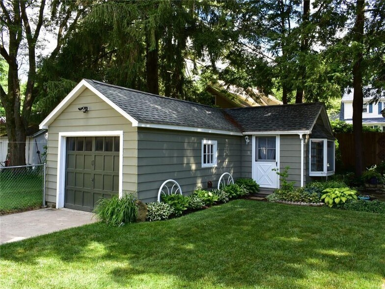 Building Photo - 351 Ravine St