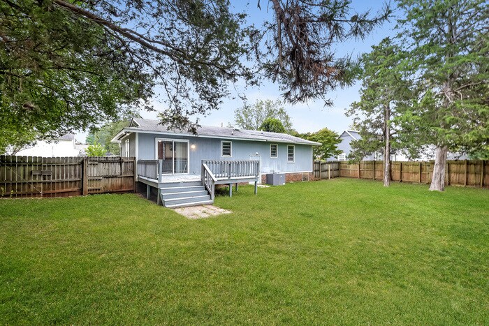 Building Photo - 202 Evergreen St