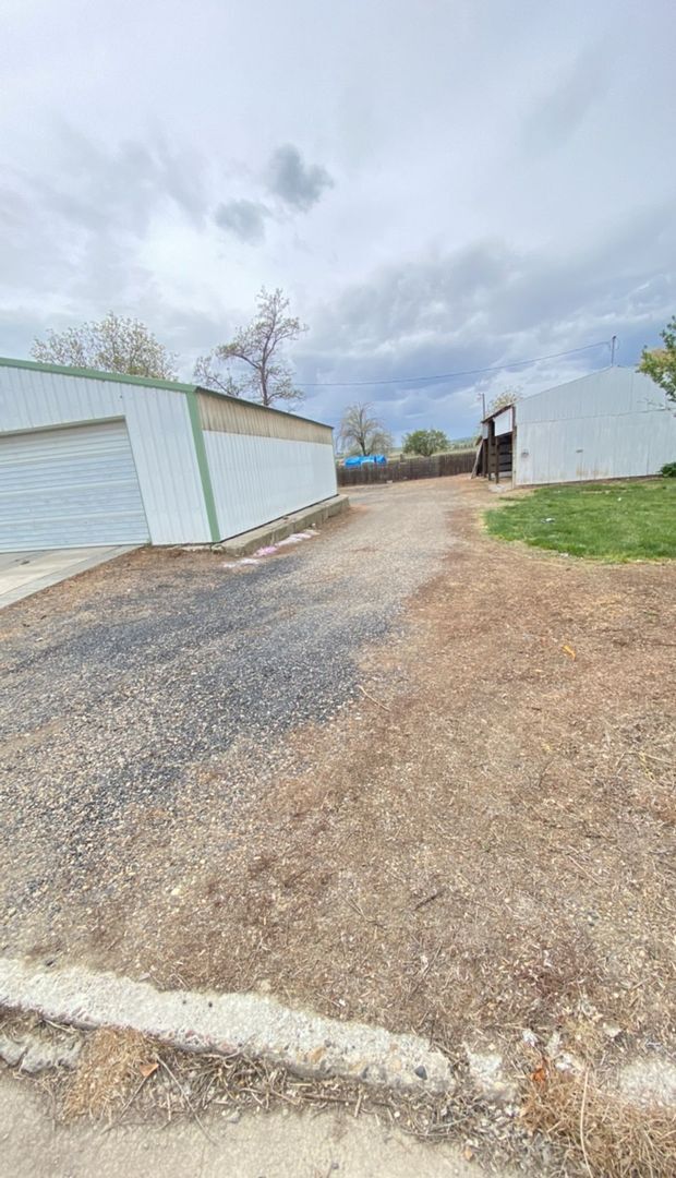 Building Photo - Great Little Home Out Of Town With Lots To...