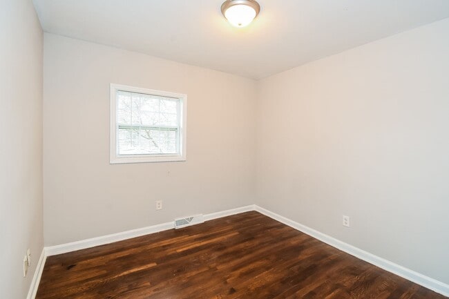 Building Photo - Gorgeous 3BR Home with Covered Parking in Prime Kennesaw Location