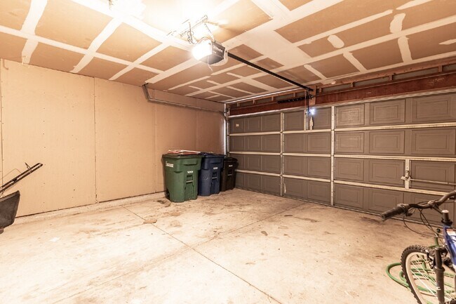 Building Photo - 7910 Lattimer Pond