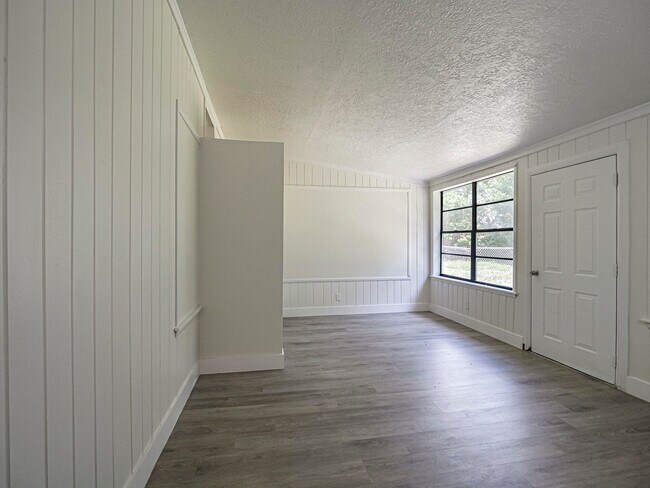 Building Photo - 734 5th Pl SW