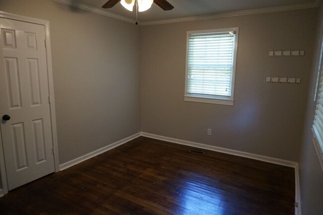 Building Photo - Pet Friendly 3 Bedroom 1 Full Bath located...