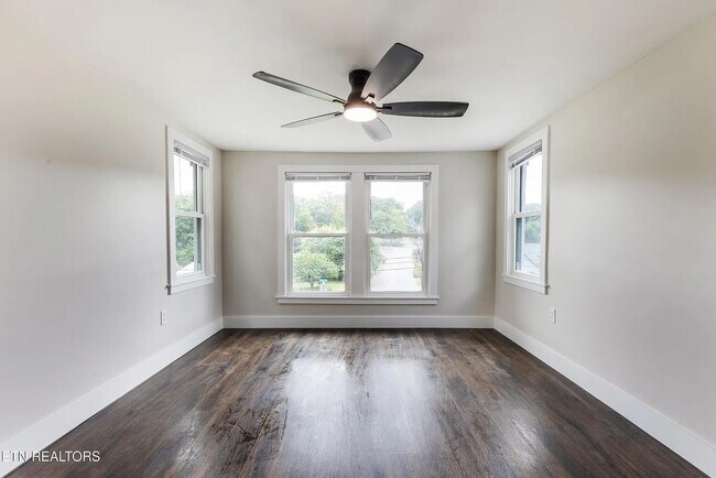 Building Photo - 1287 E Harper Ave