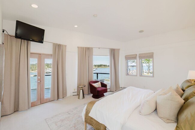 Building Photo - Furnished Bainbridge Island Waterfront Home with Incredible Views