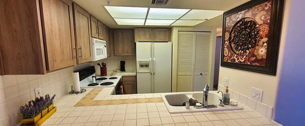 Kitchen - 2095 Mesquite Ave