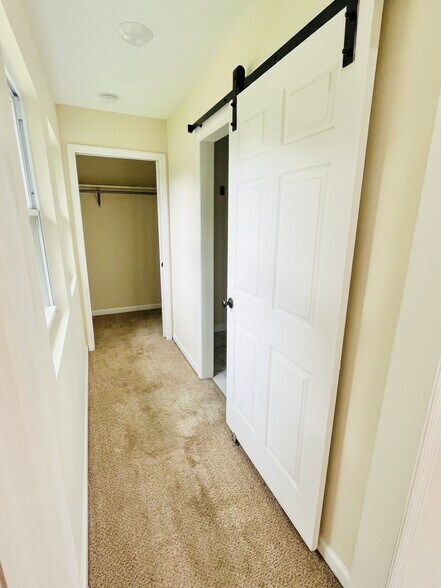 Building Photo - 2270 Miriam Ln