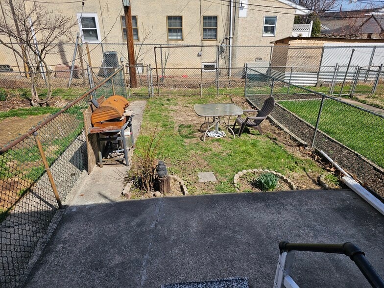 Building Photo - 721 W Oak St