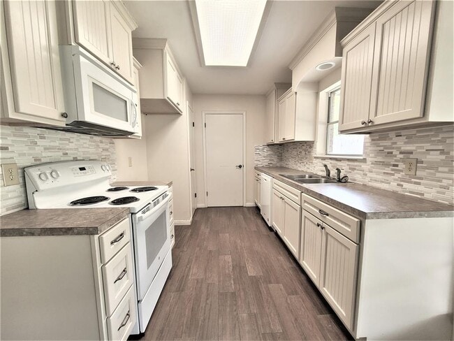 Building Photo - 955 Seagate Ln